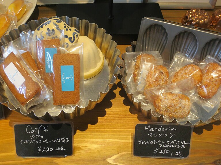 左から「カフェ」220円、「マンダリン」250円。