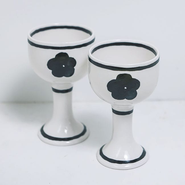 ロングセラーの陶器グラス。2個セットでW39,000。