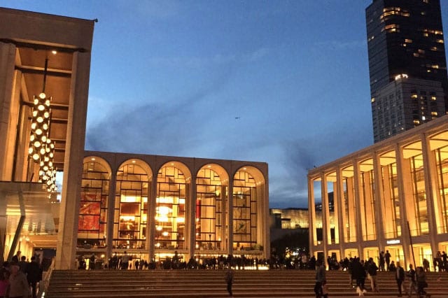 ニューヨークに星の数ほどあるビジネスでエンタテインメントは欠かせない存在。メトロポリタン歌劇場にて。