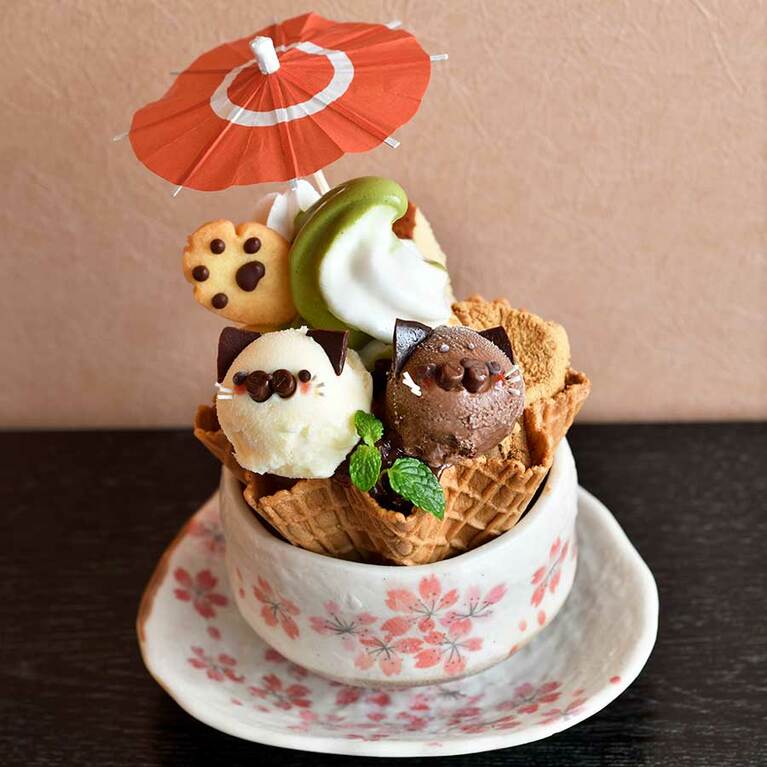 【尾道さくら茶屋】「猫パフェダブル」825円。アイスは、バニラ、チョコ、黒ゴマの3種から選べます。