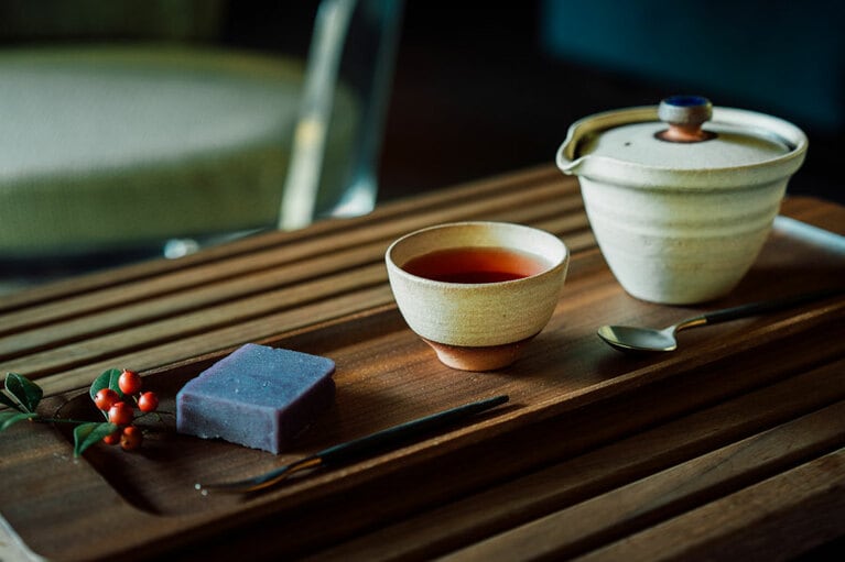 マンゴーとハイビスカス、アサイーの上品な甘さが印象的なウェルカムティーと練り切り。食事への期待が高まるばかり。