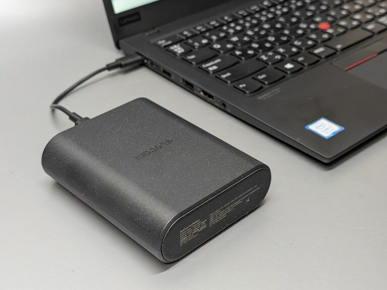 「ノートPCを使いたい、しかし外出先でコンセントにつないでの充電が難しい」という場合に活躍するでしょう