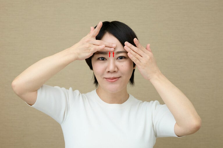 固まった筋肉をほぐして、鼻をシャープにする土台をつくる。