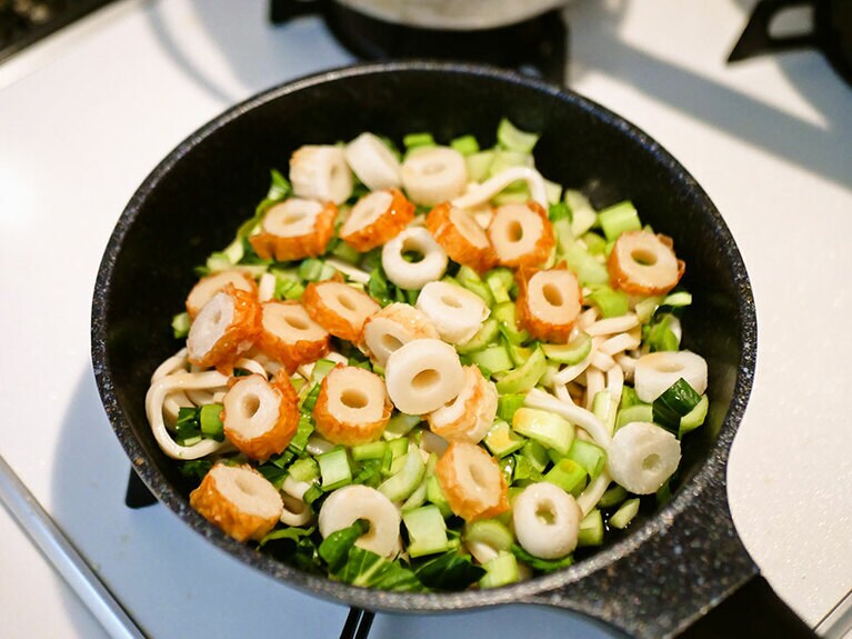 フライパンに材料を入れて中火に。