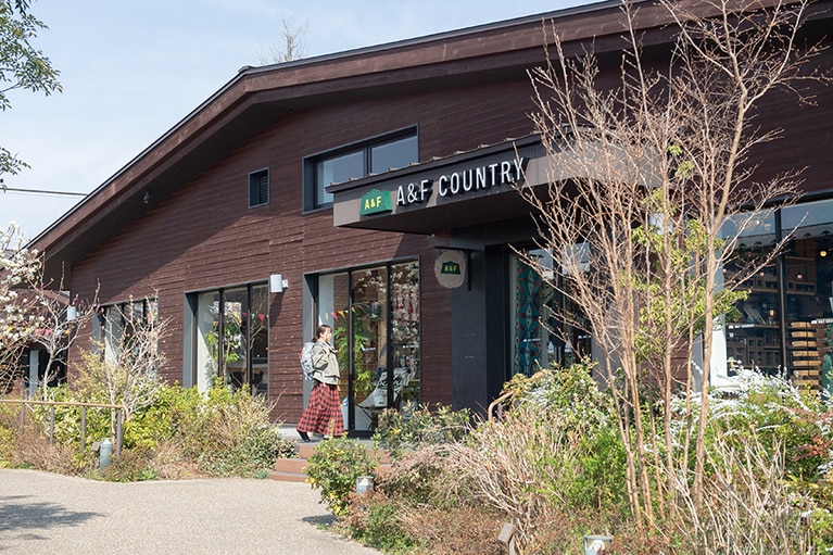 東京・昭島のショッピングモール「モリパーク アウトドアヴィレッジ」内に構える「エイ アンド エフ」直営店でギア探しスタート(東京都昭島市田中町610-4)。