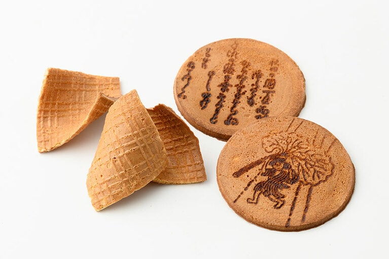 三松堂　左から「落花煎餅」1,300円 (120g入り)、「冨貴童子」1,600円 (20枚入り)／秋田県