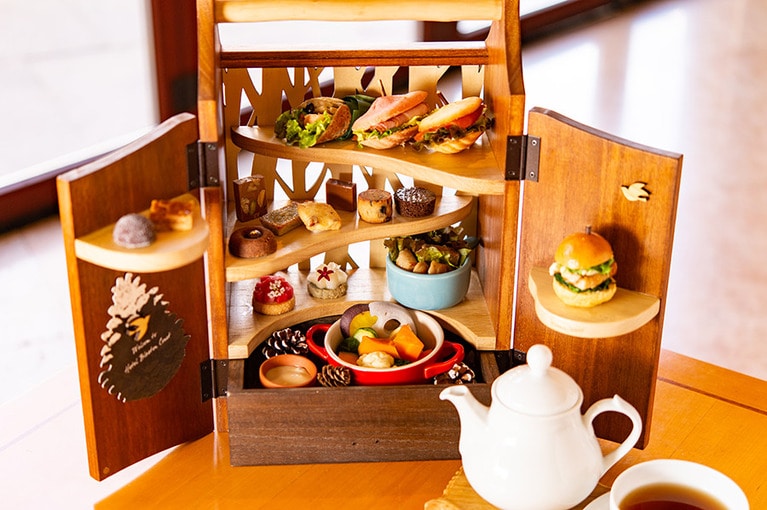 アフタヌーンティーボックスの扉を開けると、可愛らしいフィンガーフードやスイーツが現れる。