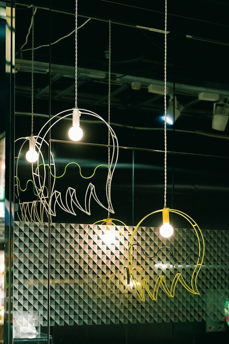 1：ゴーストライト 44,000円 H37×W30×D6.5cm、2：ゴーストライト 38,500円 H34×W28×D6.5cm／GRAND COBRA