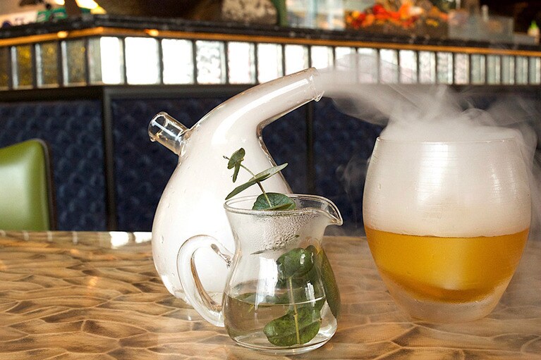 人気カクテルの「エスピノーゾ」はテキーラベースで、アロエやサボテンのお茶、アーティチョークなどの入ったもの！　ドライアイスのもくもくもは雰囲気づくりなのだそうな。130香港ドル。