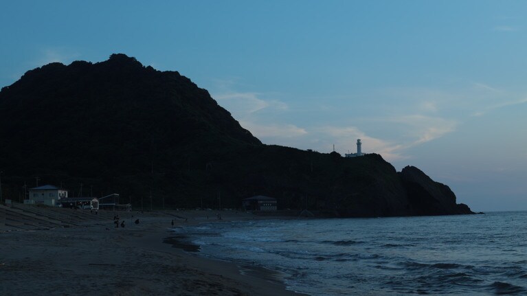 「私たちの新潟旅行」　大原えみ 「遠く藍く」 遠くを見つめる灯台と新潟の藍色の空と海。