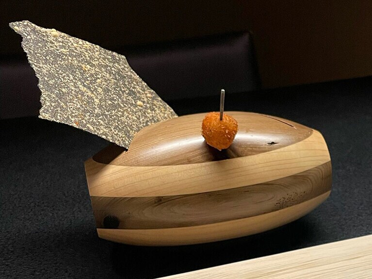 牡丹海老のフリットと竹炭とバッカスチーズのチュイル。