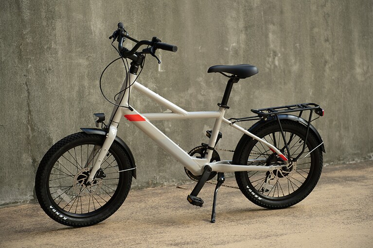 コンパクトネオ 290,000円。カラーはスモークとブラックの2色展開。