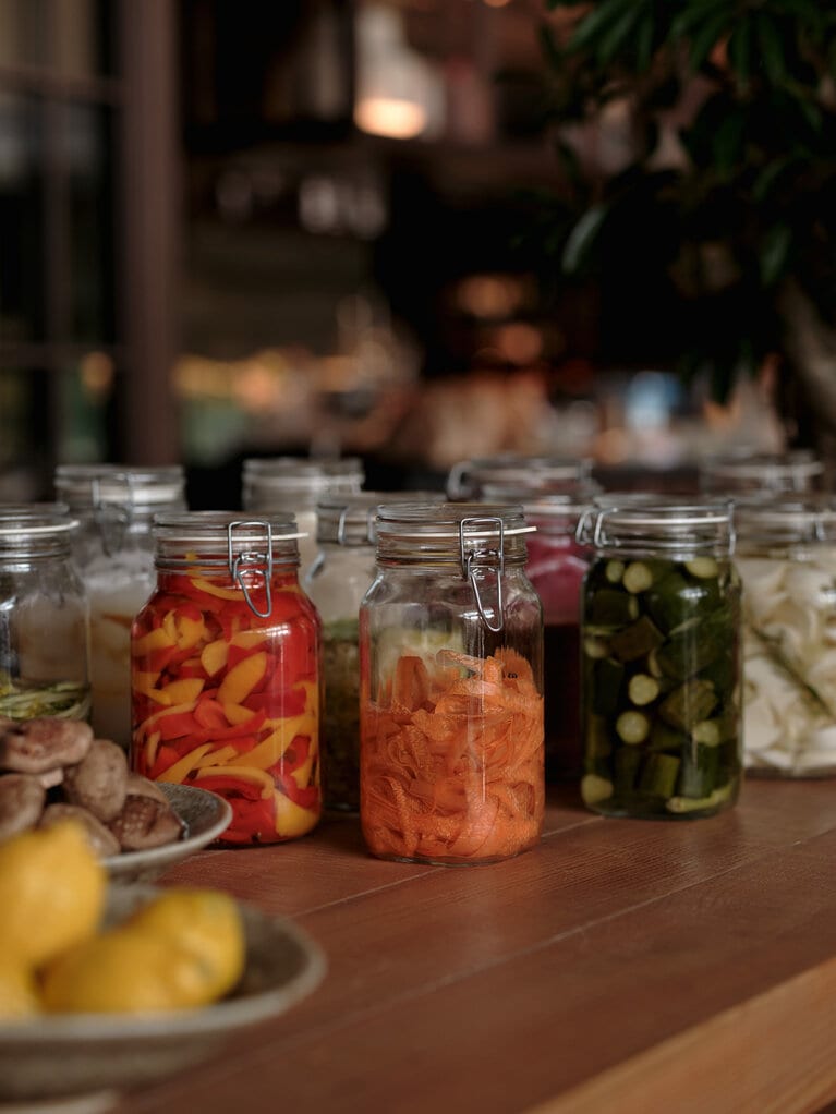 フードロスを最小限に抑えるため、余った野菜はピクルスに。
