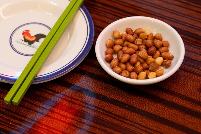 お通しは塩ピーナッツ。