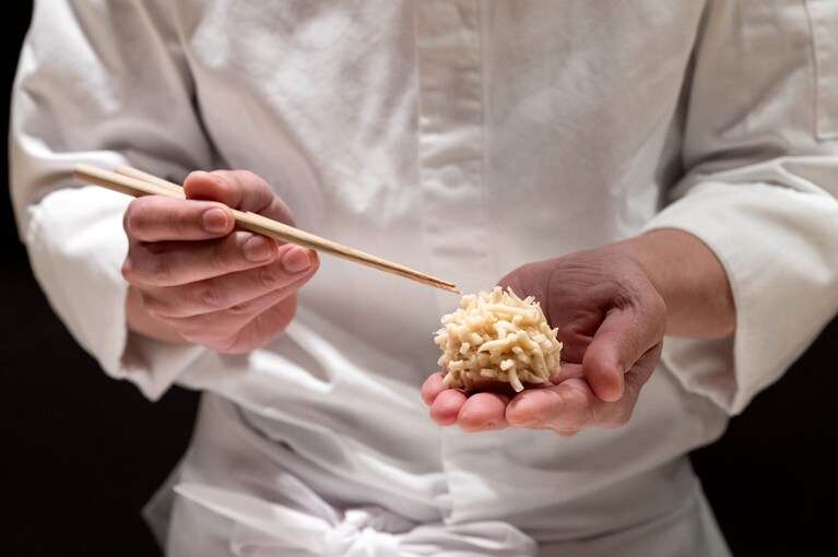 餡玉にそぼろを付けていく。