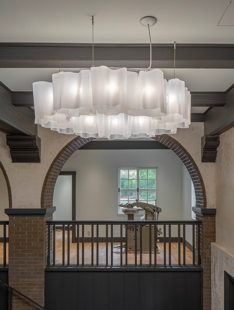 フォトスポットにぴったりの英国風モダニズム建築の内装。