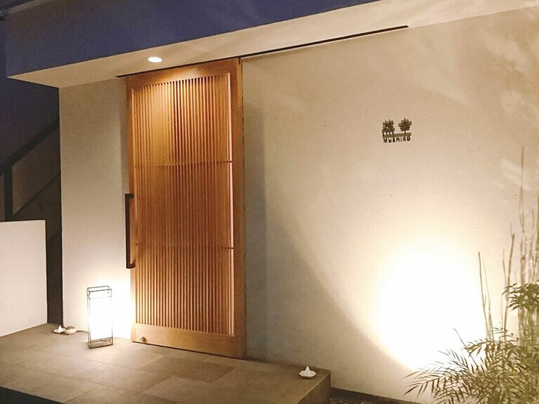 大通りから入ったところにある落ち着いた佇まいの一軒家。