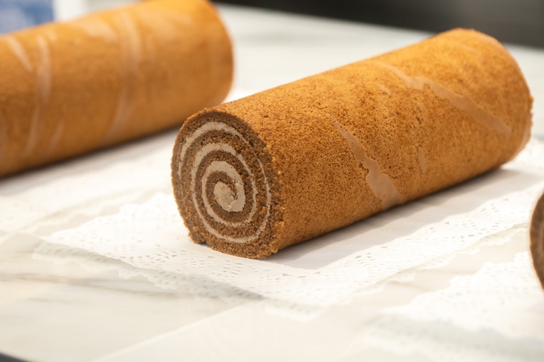 「モカルーロ」3,456円。薄い生地にクリームを均一にしき、美しい渦に巻き込むのは至難。匠の技のたまものです。