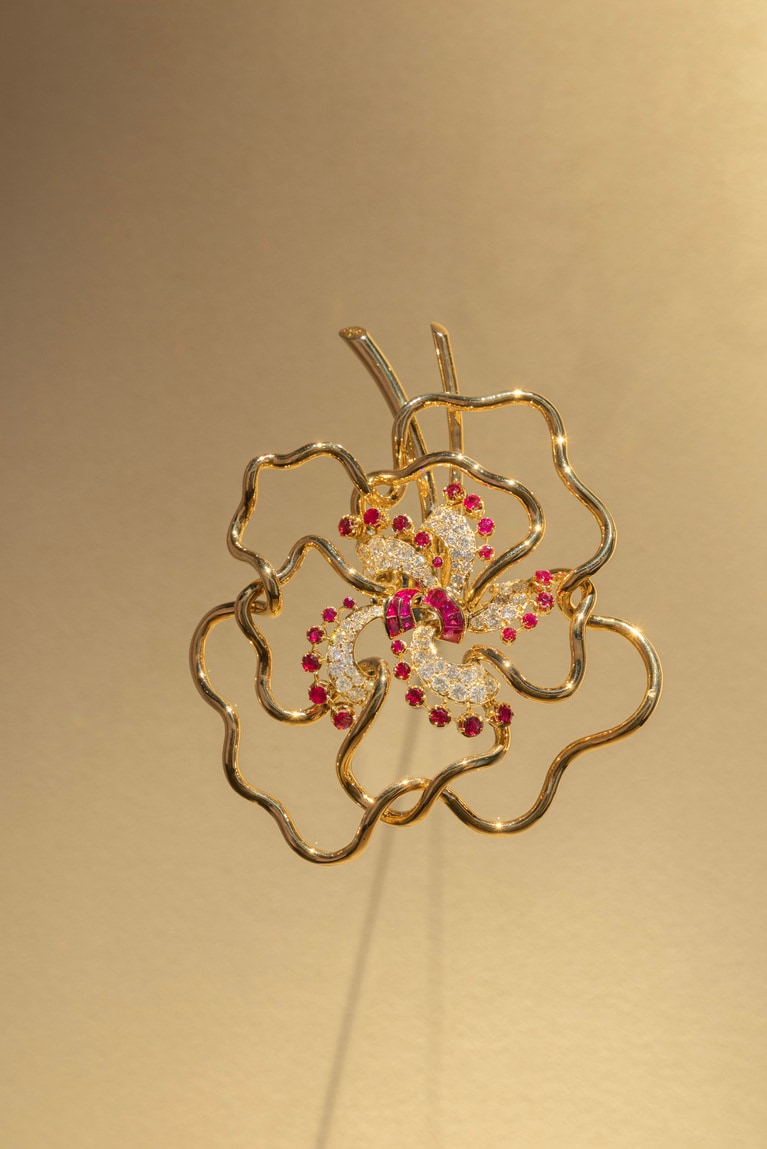 シルエット クリップ　1937年　イエローゴールド、ルビー、ダイヤモンド ©Van Cleef & Arpels