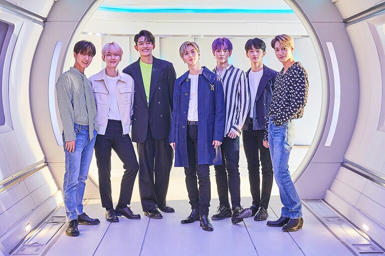 SuperMは、左から、テン(WayV)、ベクヒョン(EXO)、ルーカス(WayV)、テミン(SHINee)、テヨン(NCT127)、マーク(NCT127)、カイ(EXO)の7名で構成されている。