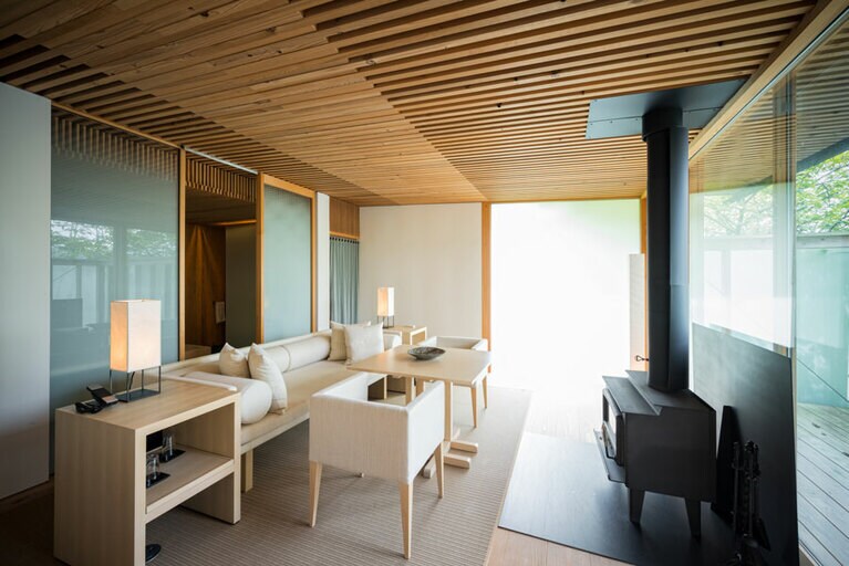 オーベルジュ内子［愛媛／大登温泉］スイートヴィラのリビングには暖炉も。