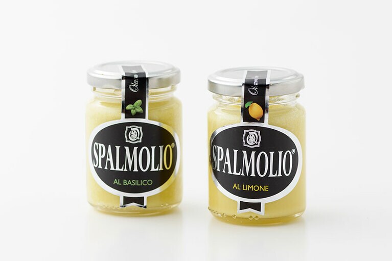 オレウム サビナーエ オリーブオイルバター 各1,080円(税込、各80g)。左から、バジル、レモン。※一部店舗での取り扱い。