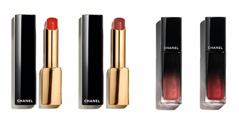 左から：ルージュ アリュール レクストレ 817、827 各7,590円、ルージュ アリュール ラック 88、89 各5,500円。©CHANEL