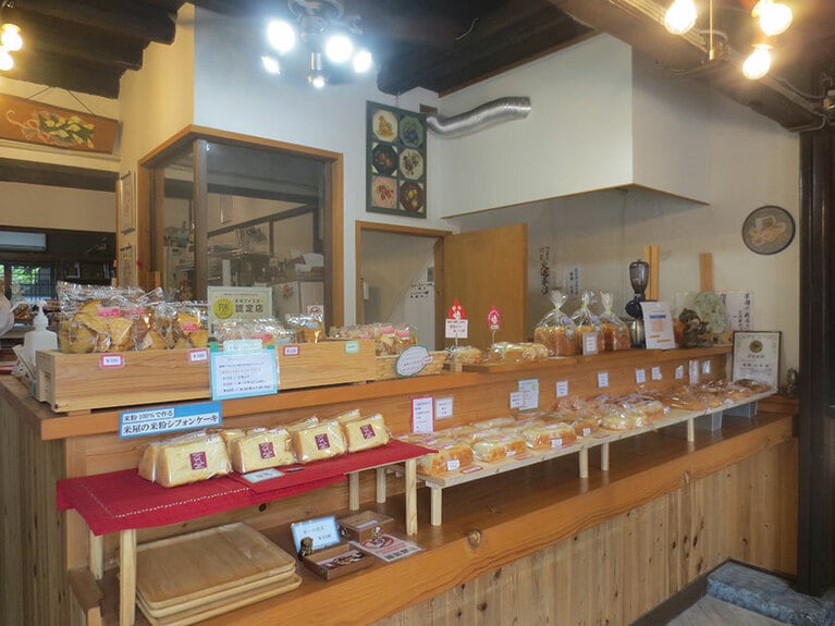 「お米屋カフェ」の内観。毎週水曜日にお米パンが並ぶ。