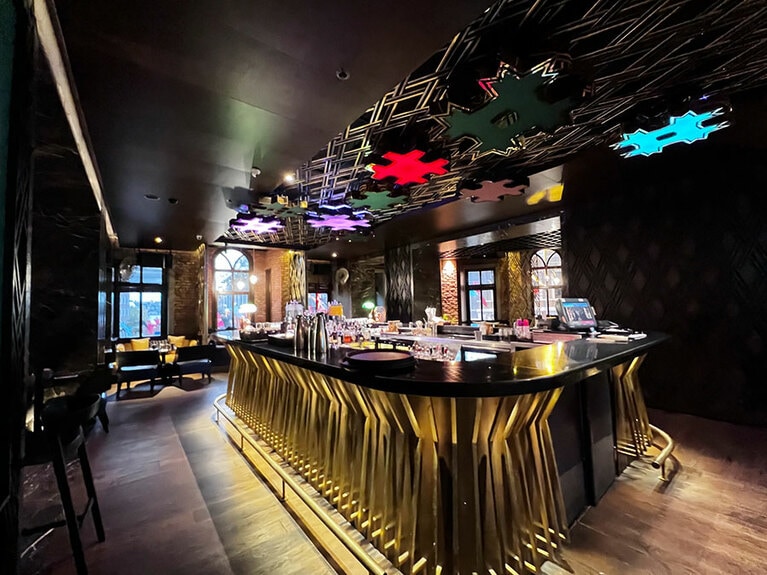 スタイリッシュなバーカウンター。夜にはDJも入る。