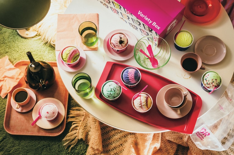 サーティワンのアイスクリームはとにかくカラフルなのがいい。ポップな食器と合わせて。