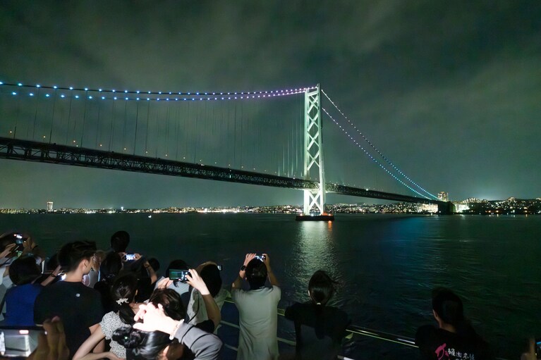 ライトアップされた明石海峡大橋。