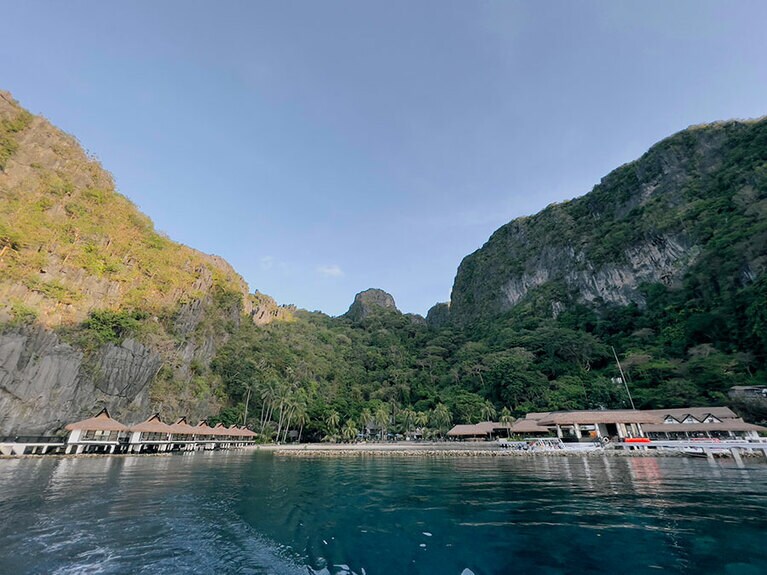 背後に切り立った山が迫るリゾートが「ミニロック アイランド」だ。