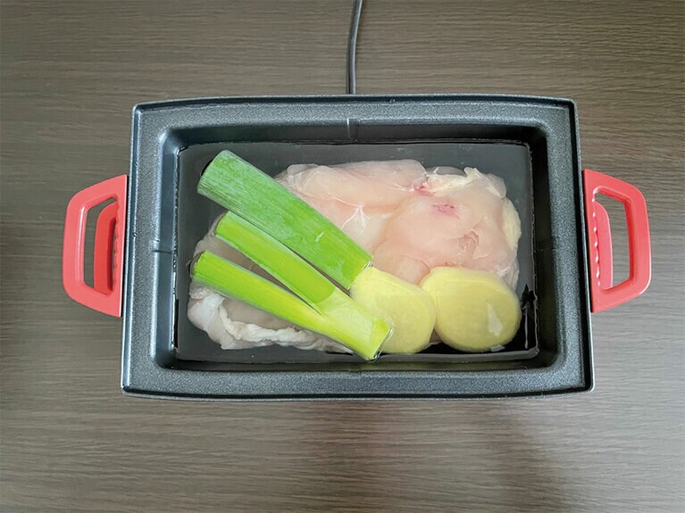 プレーン味にトライ。鶏胸肉とともに長ネギ、生姜、酒、水を入れる。