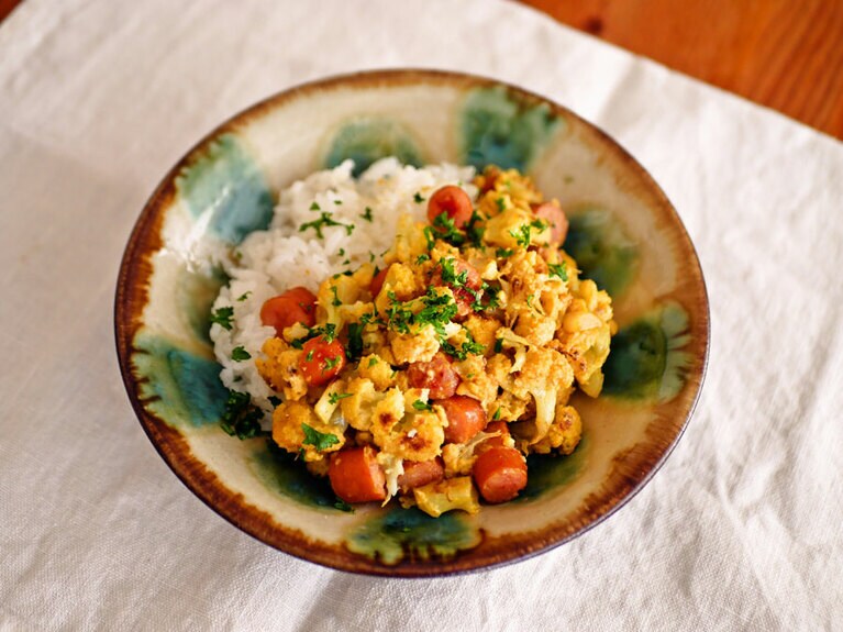 カリフラワーとウィンナーのカレー炒めのっけごはん。