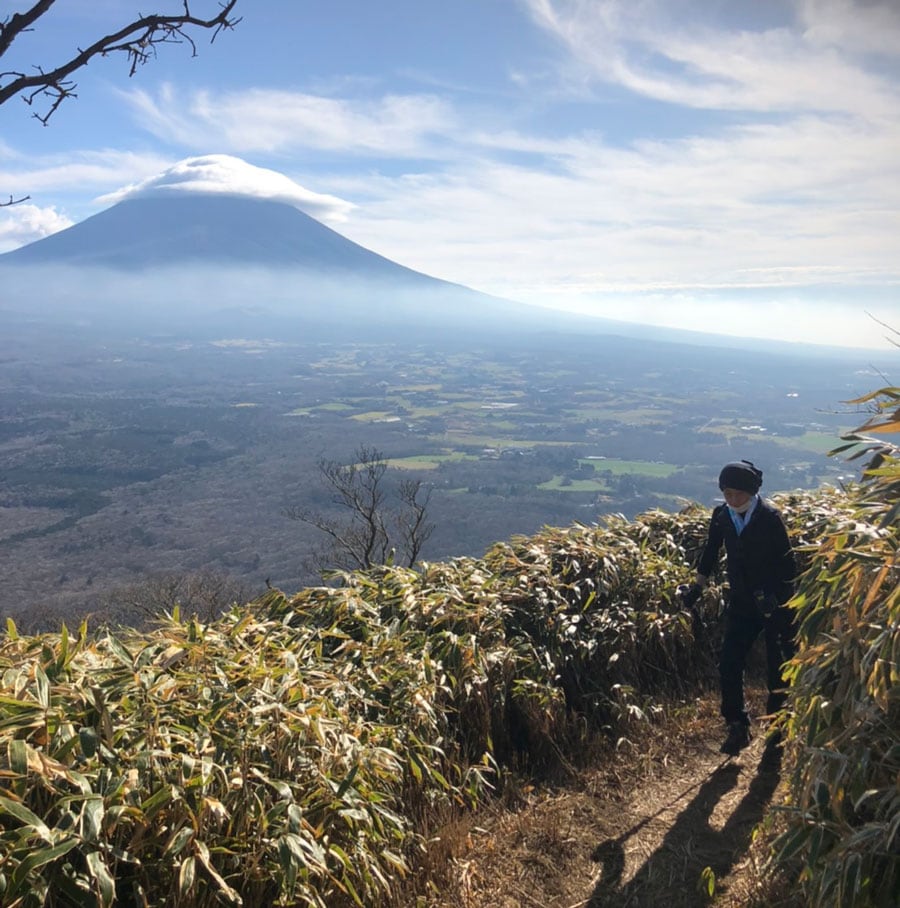 竜ヶ岳の山頂手前より、雲の帽子をかぶった富士山(12月撮影・晴れの午前中)。