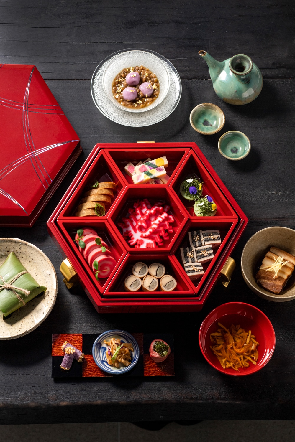 「花いか」「ビラガラマチ」「ミヌダル」をはじめとした琉球伝統の美味をふんだんに盛り合わせた「東道盆」をメインに、「中身のお吸い物」「ラフテー」など宮廷料理の贅沢な風味を存分に。