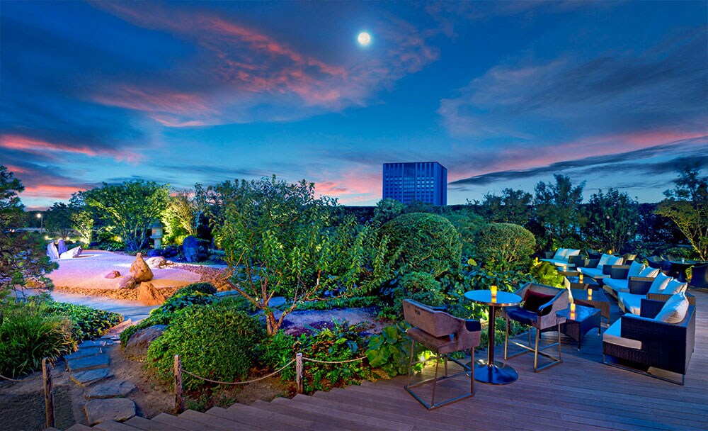 ホテルの12階、地上50メートルに位置する屋上庭園「セントレジスガーデン」は、緑に囲まれた非日常の空間。