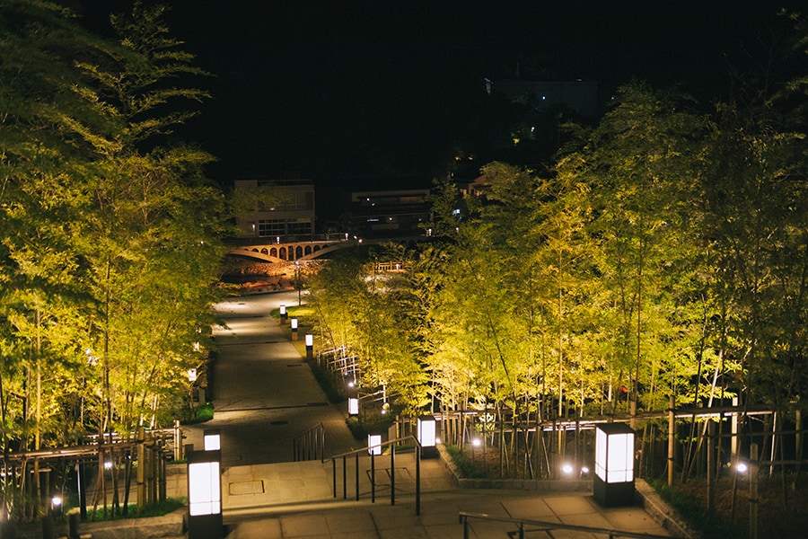国道沿いの駐車場から「竹林の階段」を下って温泉街へ。夜はライトアップが美しい。