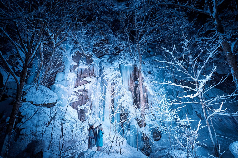 “氷瀑ライトアップツアー”は、宿泊者を対象に、2019年3月17日(日)まで開催される期間限定ツアー(料金1名 1,080円)。ツアー催行中のみライトアップが行われ、参加者だけがこのダイナミックな景色を満喫できる。