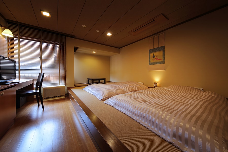 九兵衛旅館［山形／湯田川温泉］メゾネットタイプの客室 お月見ベッドルーム。
