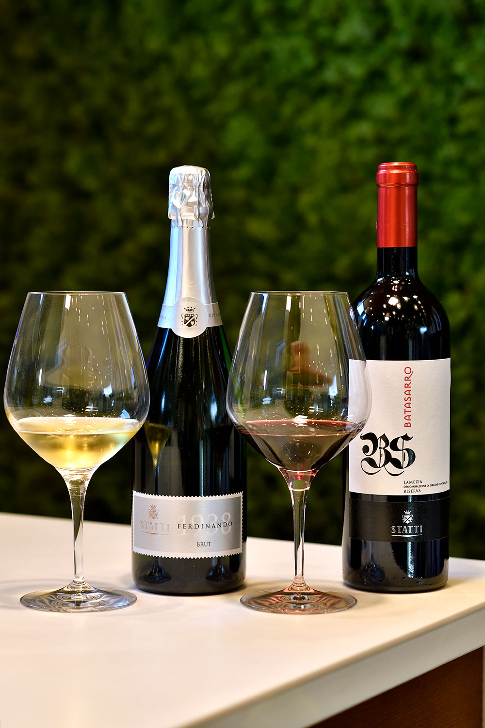 メインの白ワインにはマントニコ・ビアンコ、赤ワインにはガリオッポという種類のブドウが使われている。