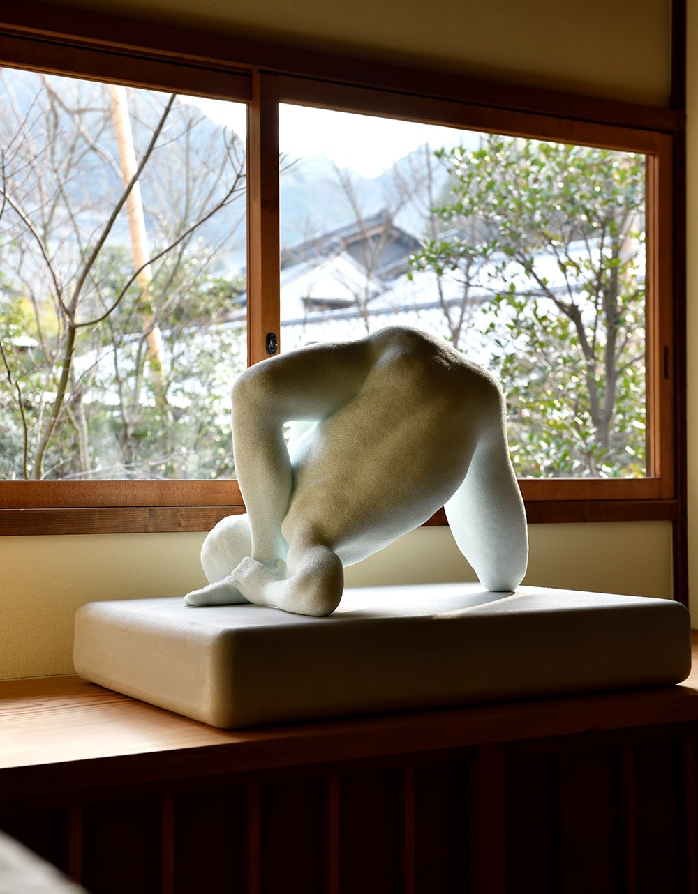 オブジェは彫刻家・名和晃平さんの作品《Particle-Mirai》。