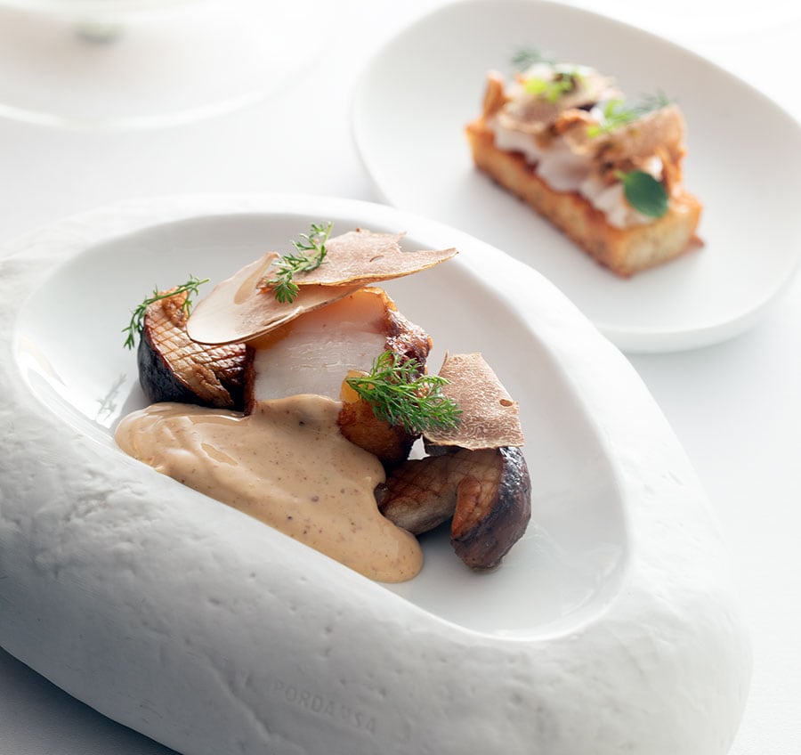帆立貝の天ぷらとセップ茸の一皿。ヘーゼルナッツと白味噌のサバイヨン。白トリュフが秋の味覚の豊かさを象徴する。
