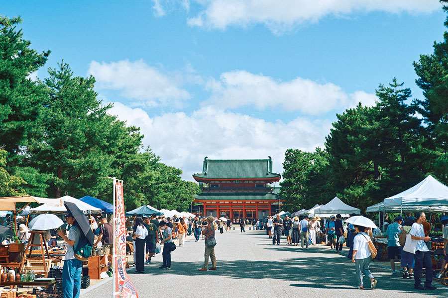 平安神宮の参道となる岡崎公園にずらりと露店が並ぶ。