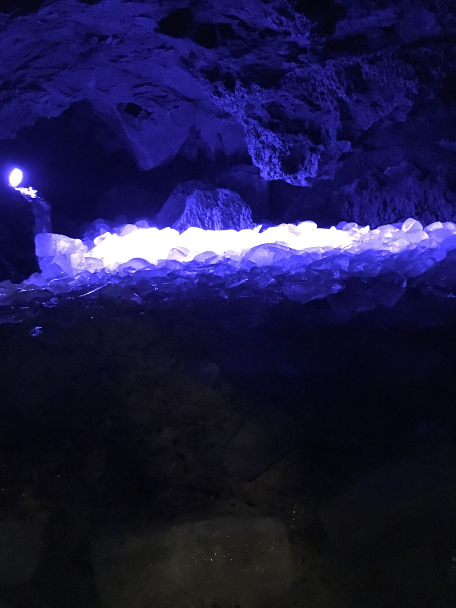 地下21mの竪穴型洞窟。ヘルメットをかぶり、探検気分で楽しめます。