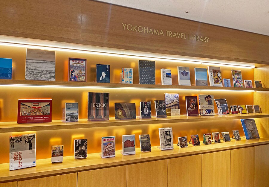 ラウンジにある旅のライブラリーの棚には、横浜にゆかりのある書籍や芸術などが陳列。横浜の新たな魅力を発見できるよう、周辺のテーブル席で自由に閲覧できます。