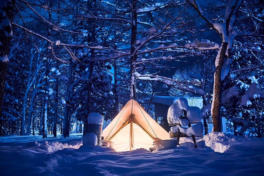 雪中キャンプは非日常の景色に出合える注意が必要ではある。