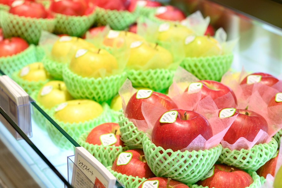 現在、日本橋 千疋屋総本店では2種のりんごが販売中。切らなくてもりんご特有の風味の強さを感じることができる。※写真は10月末時点のもの。時期によって販売されるりんごの品種は異なります。