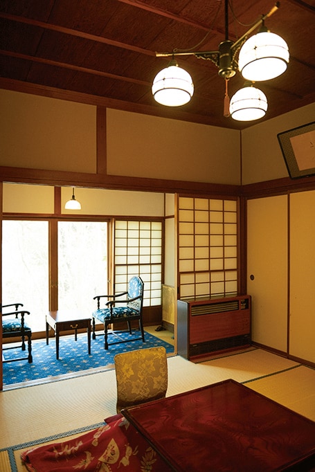 【旅館花屋】愛らしい照明に小さな鏡台、冬はこたつと、ほっとくつろげる客室。Photo: Masahiro Sanbe