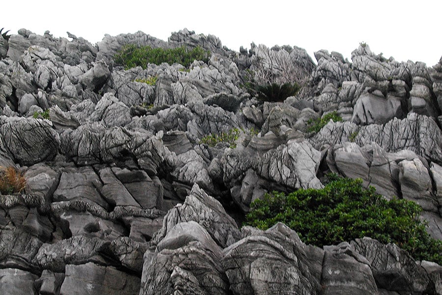 琉球石灰岩はあまり見かけず、集落以外は急峻な地形。島の北部と南部とでも地質が異なります。